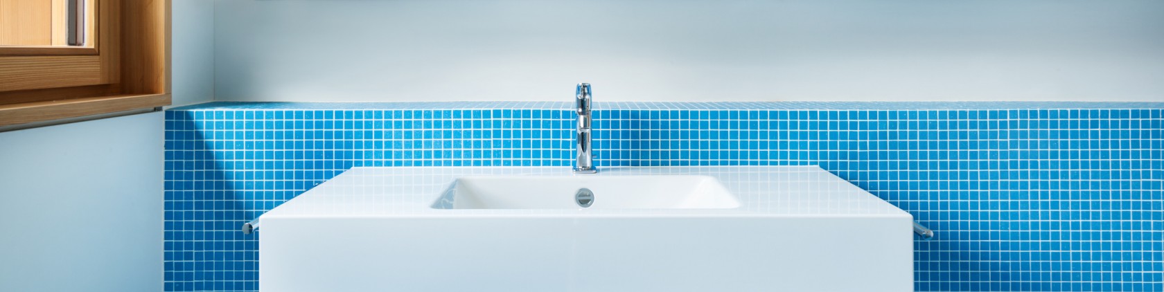 Waschtisch blau mit kleinen Mosaik-Fliesen