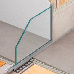 2023 Schlüter U-Profil - Glaselement in der Dusche / KERDI-LINE Linienentwässerung